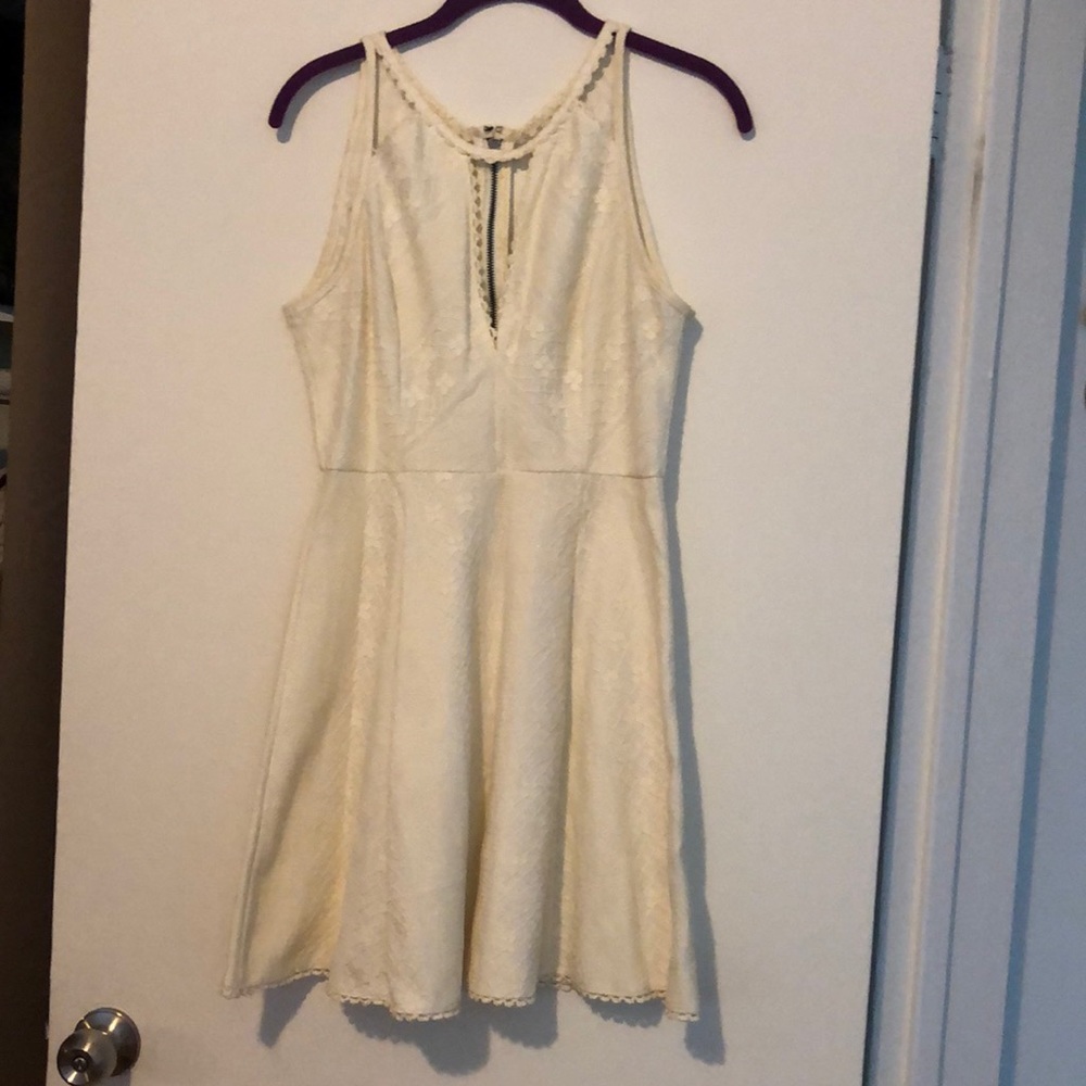 White patterned minidress with zipper down the back